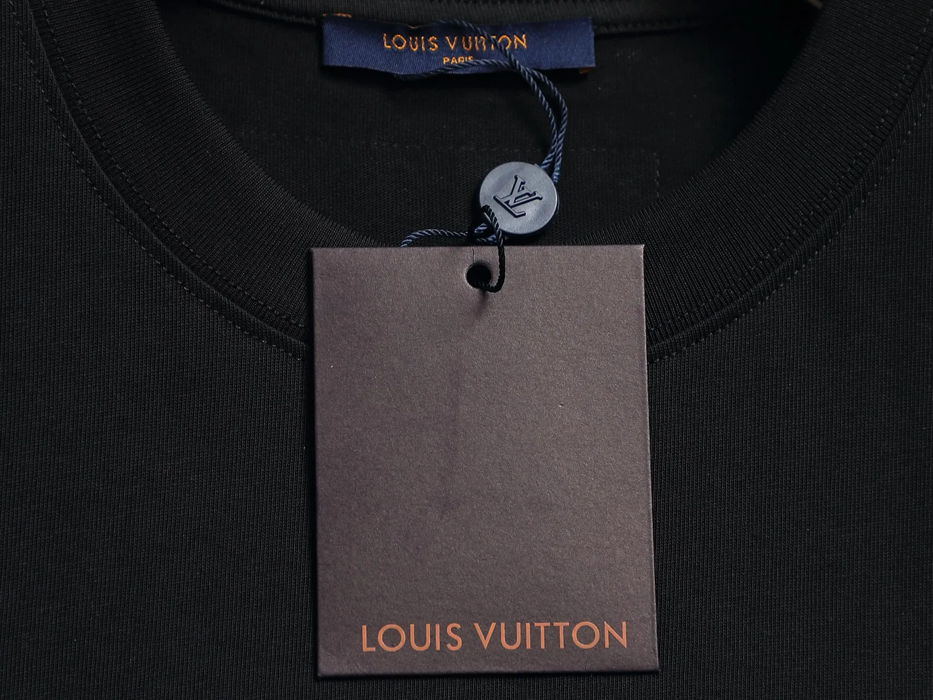 🅿️170 High-quality Louis LV. The small logo on it is full of high-end. Embroidered pattern T-shirt short-sleeved ZP feel. The embroidery is clear, full and delicate. Perfectly restored. Same style for men and women. Color: black. Size XS.S.M.L.